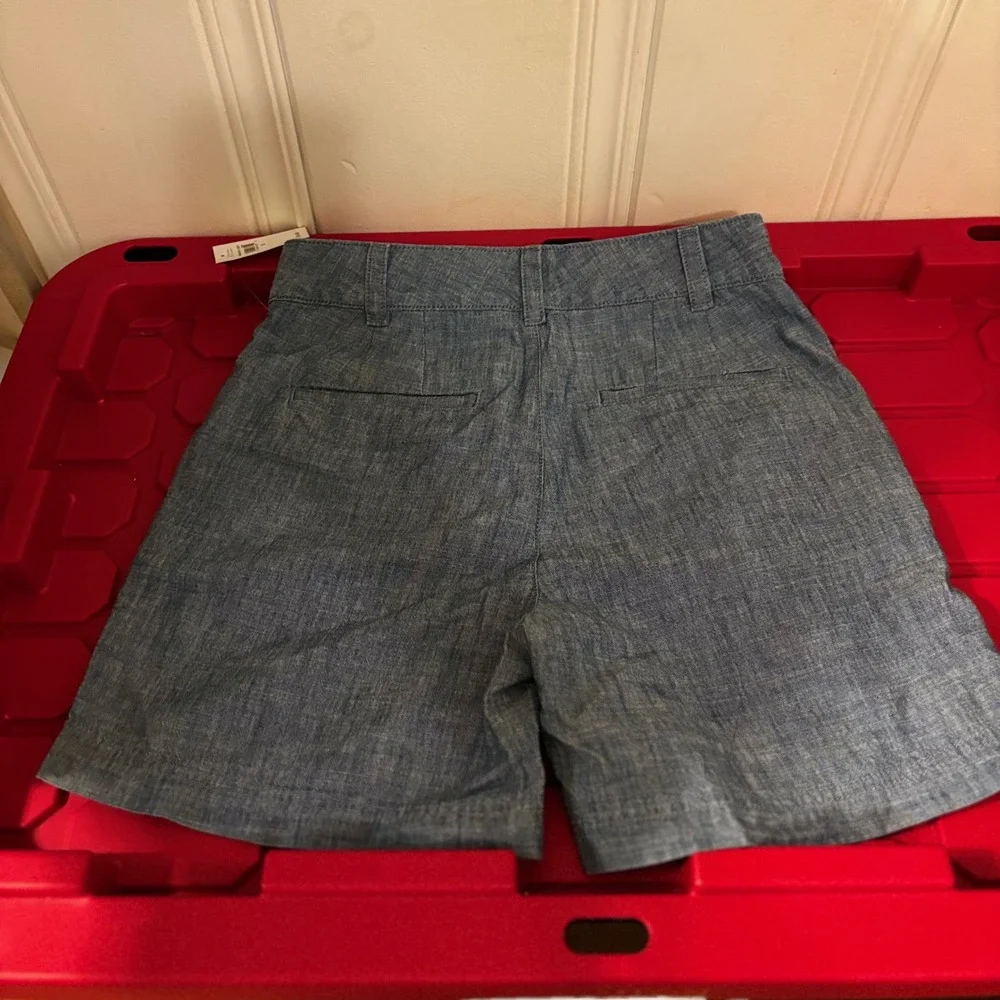 GAP Women's Shorts Size 2 NWT Blue Chambray Lightweight Casual Girlfriend Khaki